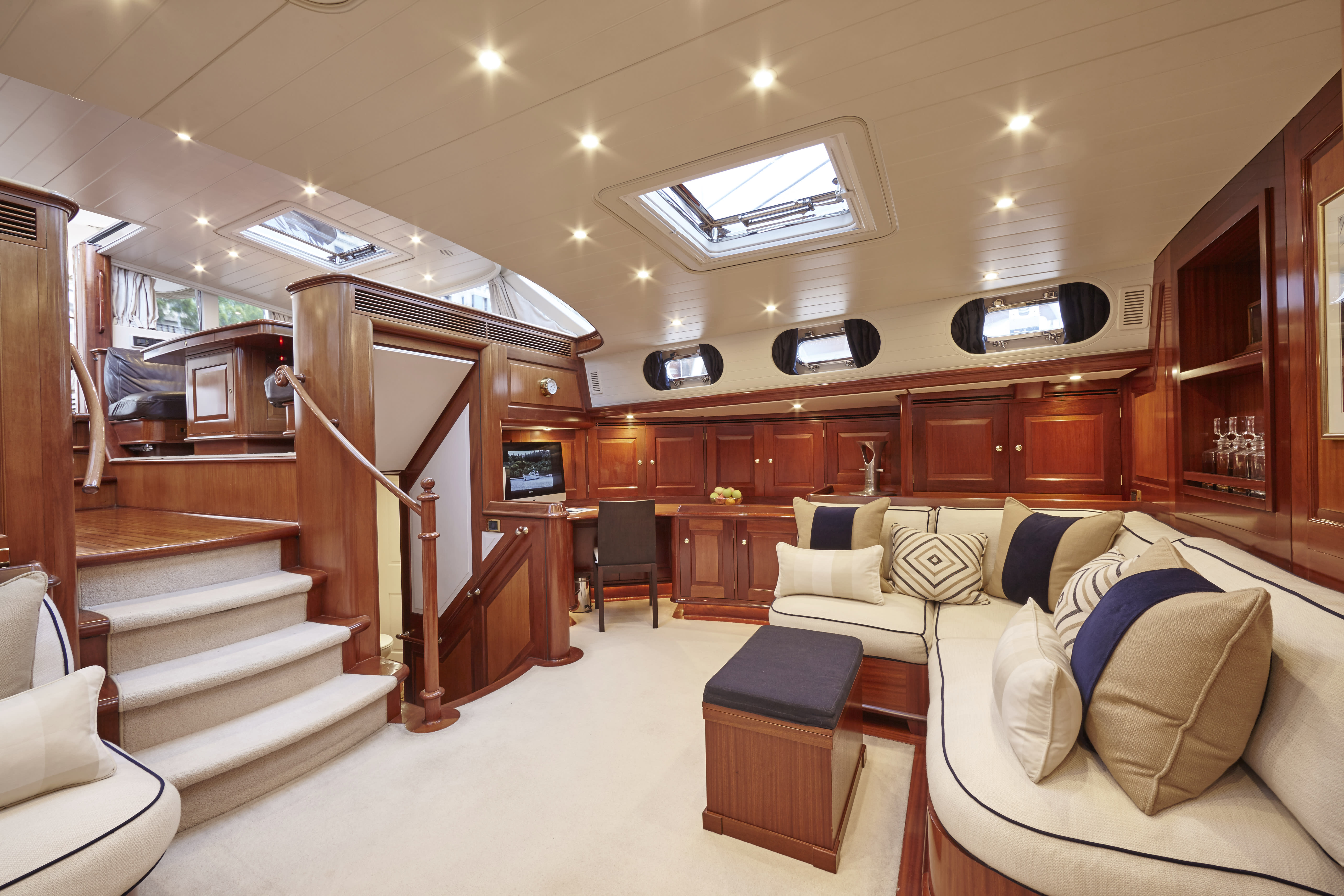 31.9m sailing yacht Irelanda - main saloon